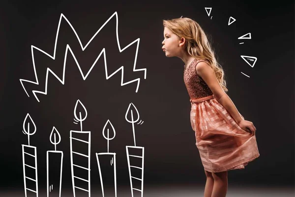 漂亮的孩子在粉红色的礼服吹画的生日蜡烛 孤立的灰色 — 图库照片