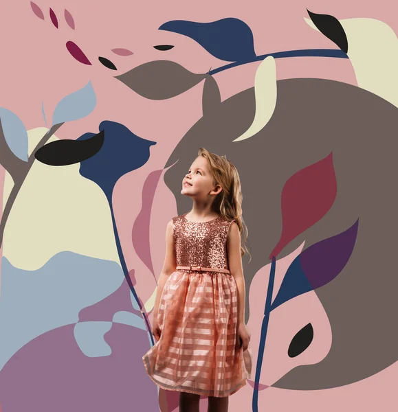 Очаровательный Ребенок Розовом Платье Принцессы Цветочной Иллюстрацией — стоковое фото