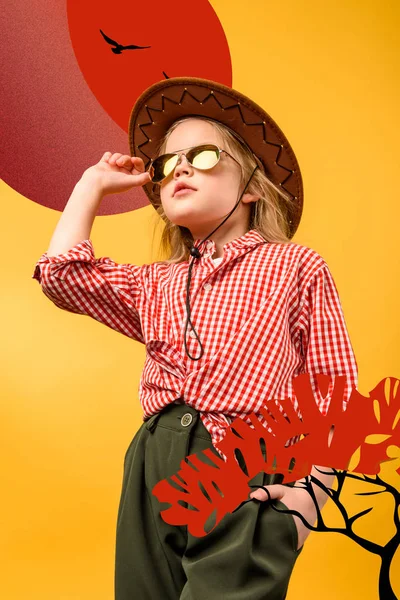 Красивый Стильный Турист Шляпе Солнцезащитных Очках Изолированный Желтом Иллюстрацией Сафари — стоковое фото