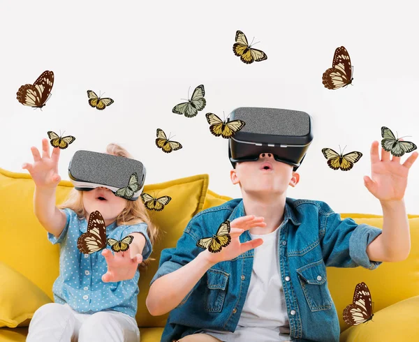 Excited Siblings Using Virtual Reality Headset Looking Butterflies — Stock Photo, Image