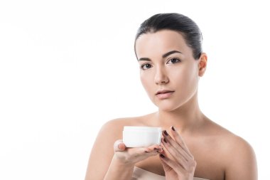 güzel kız beyaz izole krem nemlendirici ile kavanoz holding