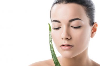 güzel kız beyaz izole aloe vera yaprağı ile yüz dokunmadan
