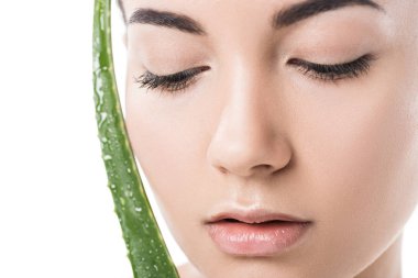güzel kızın yüzü aloe vera yaprağı üzerinde beyaz izole dokunmadan headshot