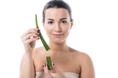 güzel kız beyaz izole meyve suyu ile aloe vera yaprağı tutan