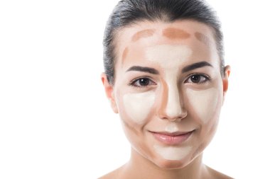 Vakfı krem beyaz izole kamera bakarak yüzünde güzel gülümseyen kız