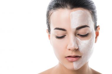 yarım yüz beyaz izole krema ile güzel kız