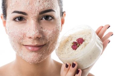 kavanoz gül Maki ile tutarak ve üzerinde beyaz izole kamera bakıyor güzel kız