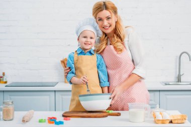 Anne ve oğlu birlikte mutfak pişirme gülümseyen