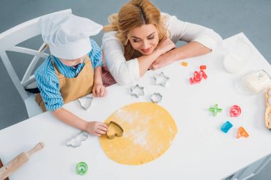 Anne ve oğul pişirme kalıp hamur kullanarak yüksek açılı görünüş 