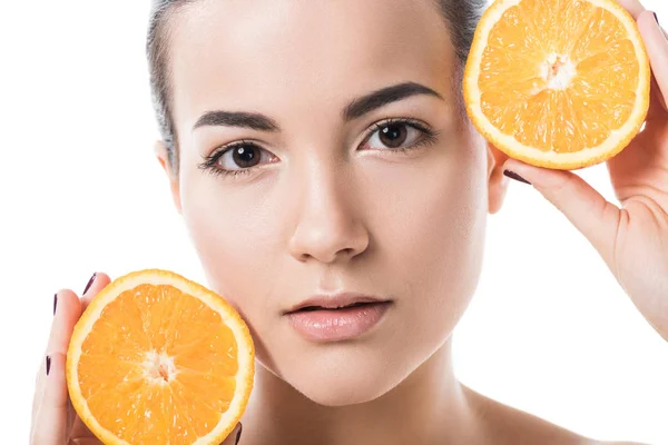 Aantrekkelijke Naakt Meisje Met Schone Huid Houden Oranje Stukken Geïsoleerd — Stockfoto