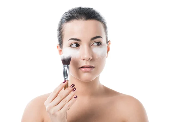 Hermosa Chica Haciendo Maquillaje Con Polvo Fundación Mirando Hacia Otro — Foto de Stock