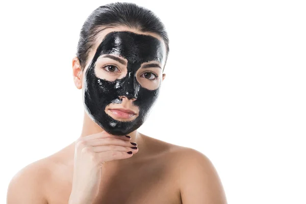 Atraktivní Dívka Kosmetických Černý Jíl Obličejové Masky Při Pohledu Fotoaparát — Stock fotografie