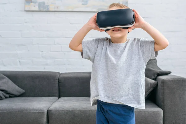 Little Boy Using Virtual Reality Headset Front Sofa — Stock Photo, Image