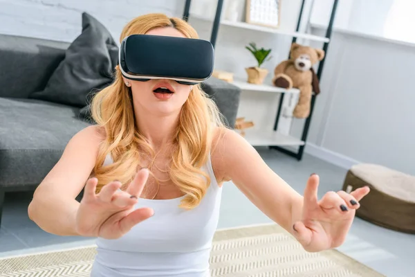 Jeune Femme Choquée Utilisant Casque Réalité Virtuelle — Photo gratuite