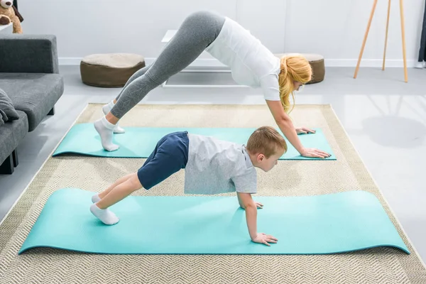 Sidovy Mor Och Lilla Son Adho Mukha Svanasana Position Yogamattor — Stockfoto