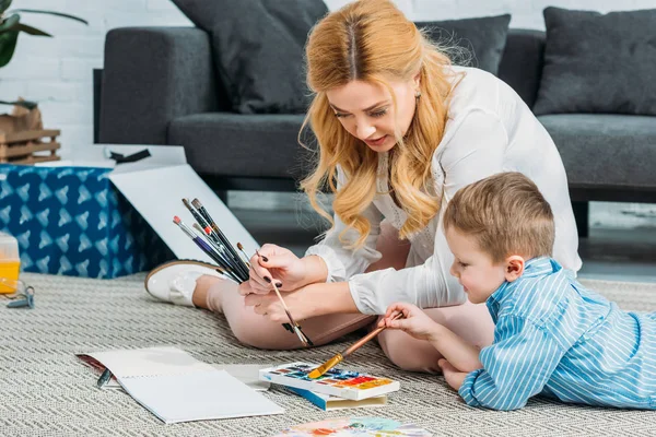 Young Mother Little Son Painting Together — Stock Photo, Image