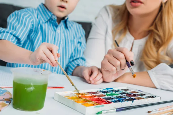 Cropped Image Mother Son Dipping Paintbrushes Paints — Free Stock Photo
