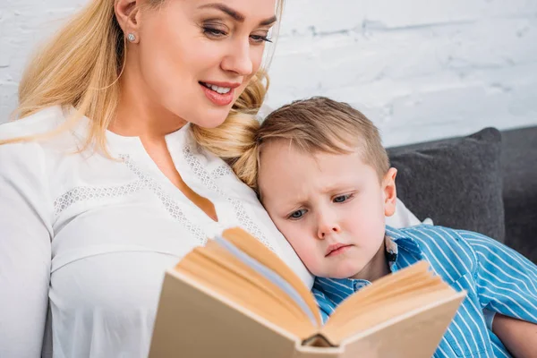 Moeder Leesboek Zoontje Van Streek — Stockfoto