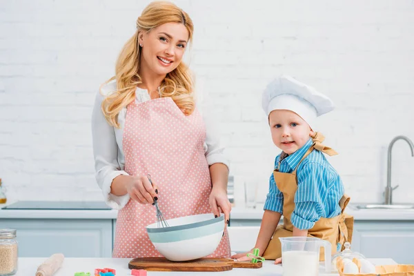 Menino Mãe Cozinhar Juntos Cozinha — Fotografia de Stock