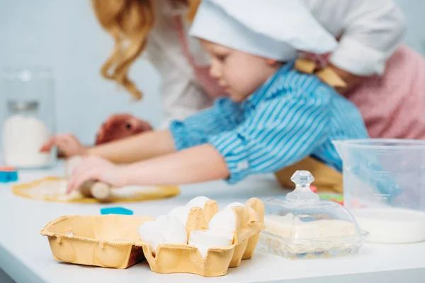 Huevos Leche Mantequilla Con Madre Hijo Rodando Masa Detrás — Foto de Stock