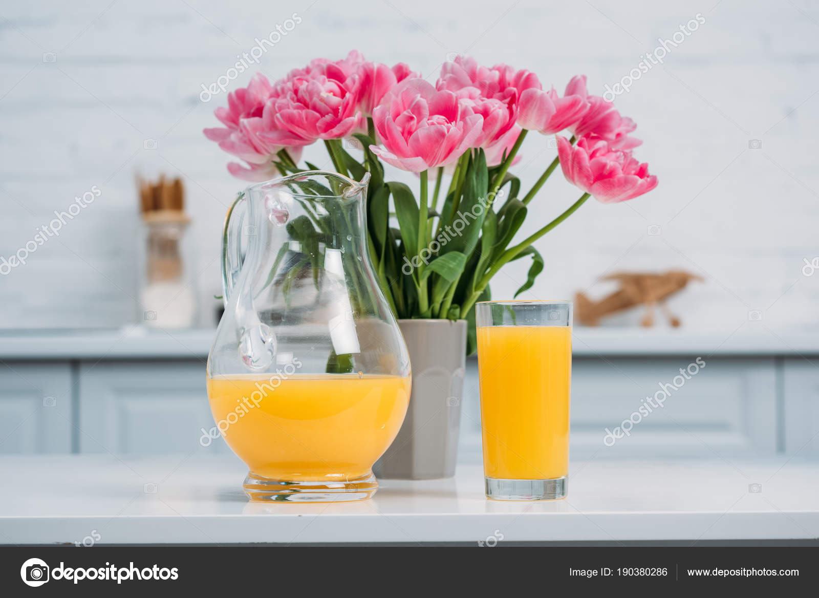 https://st3.depositphotos.com/12985848/19038/i/1600/depositphotos_190380286-stock-photo-front-view-orange-juice-vase.jpg