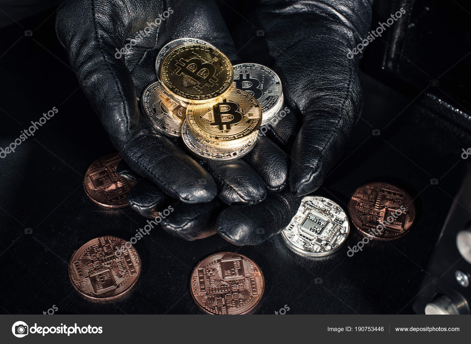 Herunterladen - Stapel Bitcoin in den Händen von Dieb mit Handschuhen — Stockbild Stapel Bitcoin Den Händen Von Dieb Mit Handschuhen — Stockfoto
