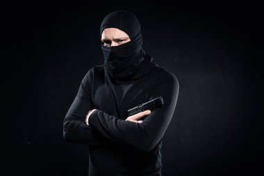 Siyah yün siyah katlanmış silah silah tutan hırsız