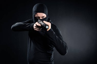 Silah siyah yün amaçlayan içinde soyguncu
