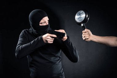 Kızartma tavası tarafından vurulduktan silahlı hırsız 