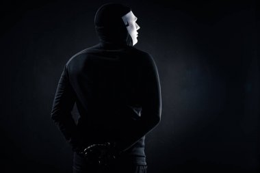 Arkadan görünüş erkek suçlunun maskesi ve yün