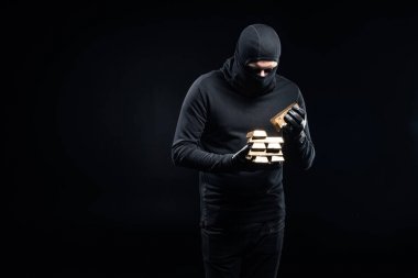 Onun elinde Altın külçe istifleme yün hırsız