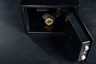 Bitcoin cryptocurrency açık kasa içinde yığılmış