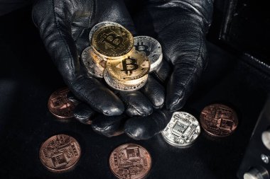 Bitcoin ellerinde eldiven giyen hırsız yığını