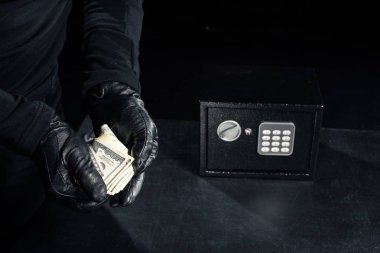 Hırsız eldiven güvenlikte--dan dolar alarak yakından görmek