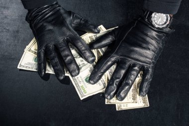 Erkek siyah eldiven dolar kapma elinde