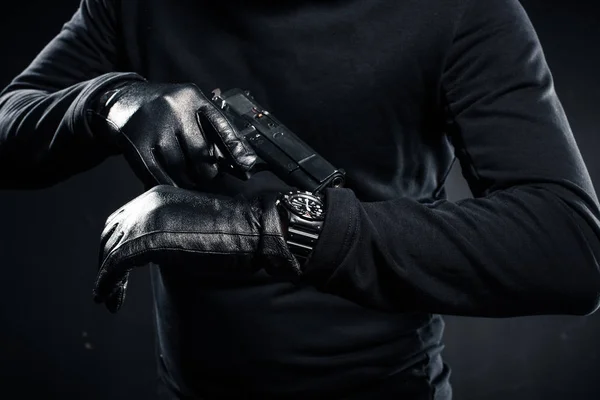 Hombre Guantes Con Pistola Revisando Reloj — Foto de Stock