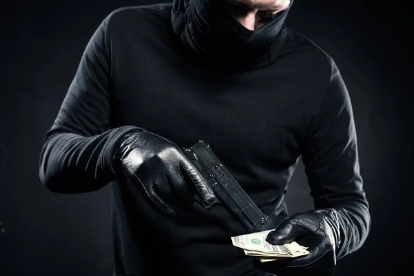 Человек Черной Балаклаве Держит Пистолет Доллары — Бесплатное стоковое фото