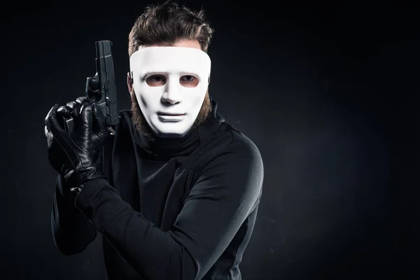 Suçlu Beyaz Maske Elinde Silah Siyah Elbise — Stok fotoğraf