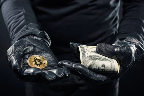Προβολή Μεγέθυνση Δολάρια Και Bitcoin Στα Χέρια Του Κλέφτη — Φωτογραφία Αρχείου