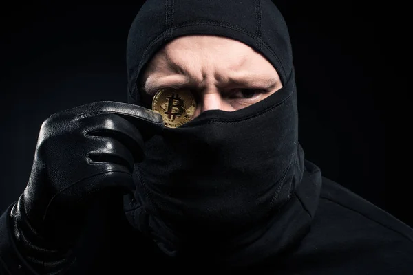 Ποινικό Μαύρο Balaclava Κρατώντας Χρυσό Bitcoin — Φωτογραφία Αρχείου