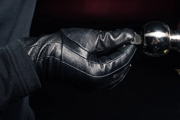 Vista Close Fechadura Abertura Mão Masculina Com Chave — Fotografia de Stock