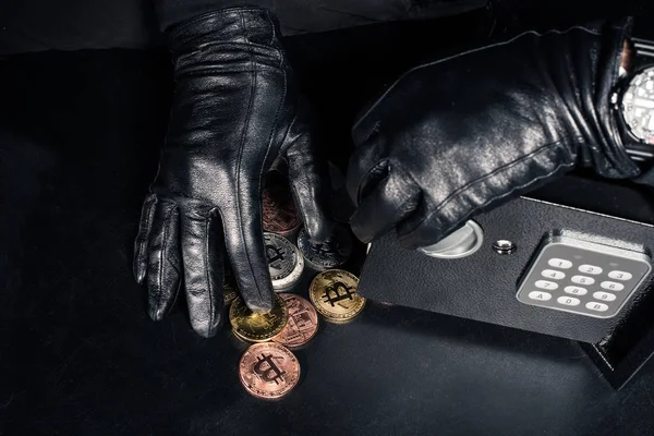 Vista Cortada Ladrão Roubando Bitcoin Cofre — Fotografia de Stock