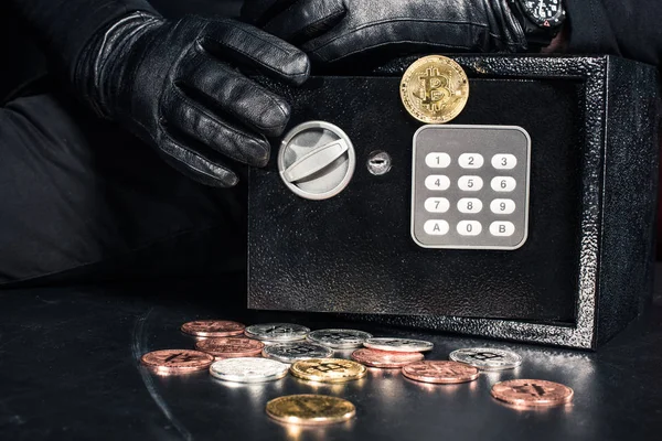 Close Beeld Van Man Met Bitcoin Cryptocurrency Veilig Openen — Stockfoto