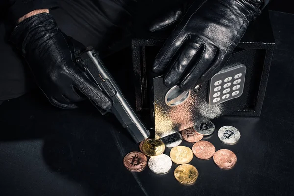 Vista Perto Ladrão Com Arma Roubando Bitcoin Cofre — Fotografia de Stock