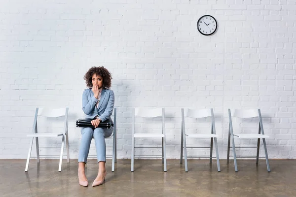 Femme Affaires Effrayée Avec Mallette Assise Sur Une Chaise Attendant — Photo