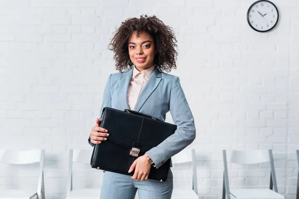 African American Businesswoman Suit Holding Briefcase — Stock Photo, Image