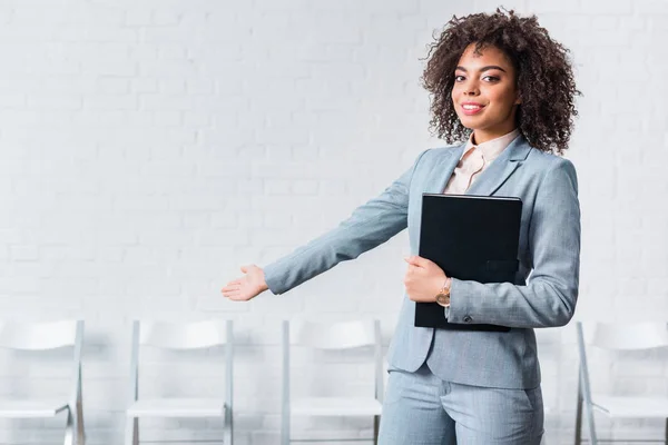 Young Girl Suit Holding Folder Inviting Sit Chair — Stock Photo, Image