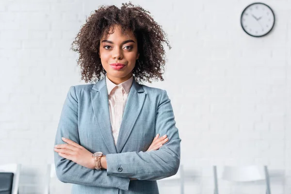 Atractiva Mujer Negocios Afroamericana Pie Con Los Brazos Cruzados —  Fotos de Stock