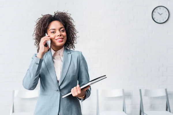 Joven Empresaria Con Papeles Hablando Por Teléfono — Foto de Stock