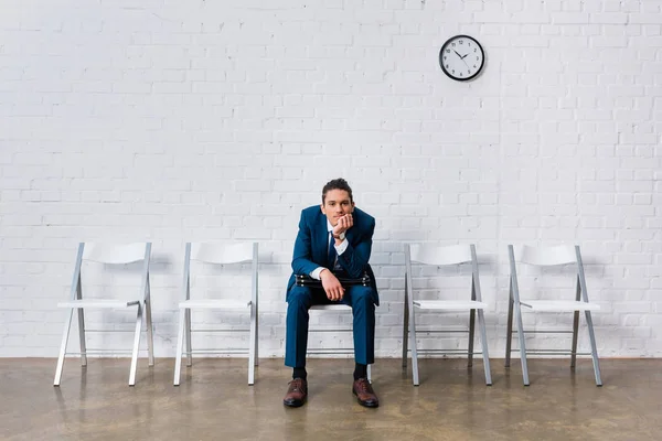 Geschäftsmann Sitzt Auf Stuhl Und Lehnt Sich Auf Die Knie — Stockfoto